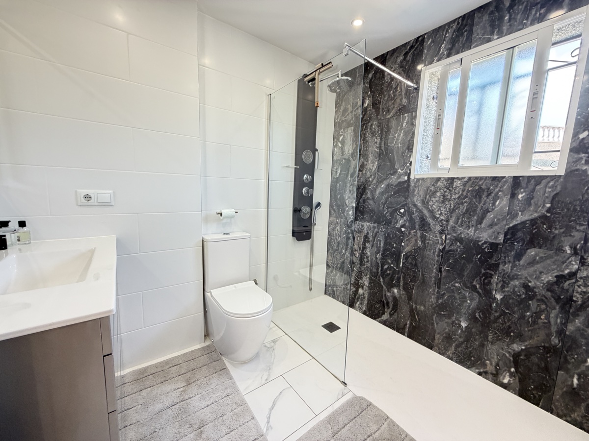For sale - 5 Bedroom 3 Bathroom Villa in Villamartin - , Villamartin, Alicante, Spain - Alicante
