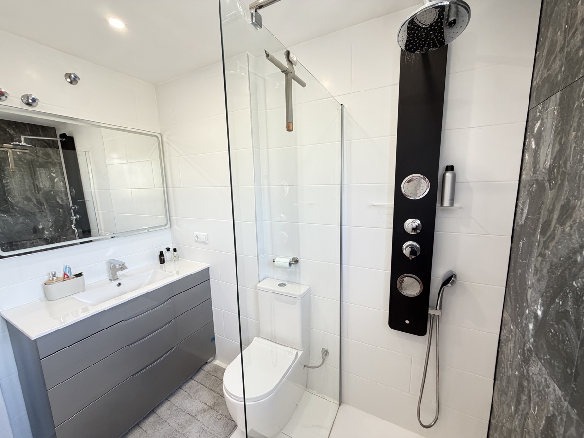 For sale - 5 Bedroom 3 Bathroom Villa in Villamartin - , Villamartin, Alicante, Spain - Alicante