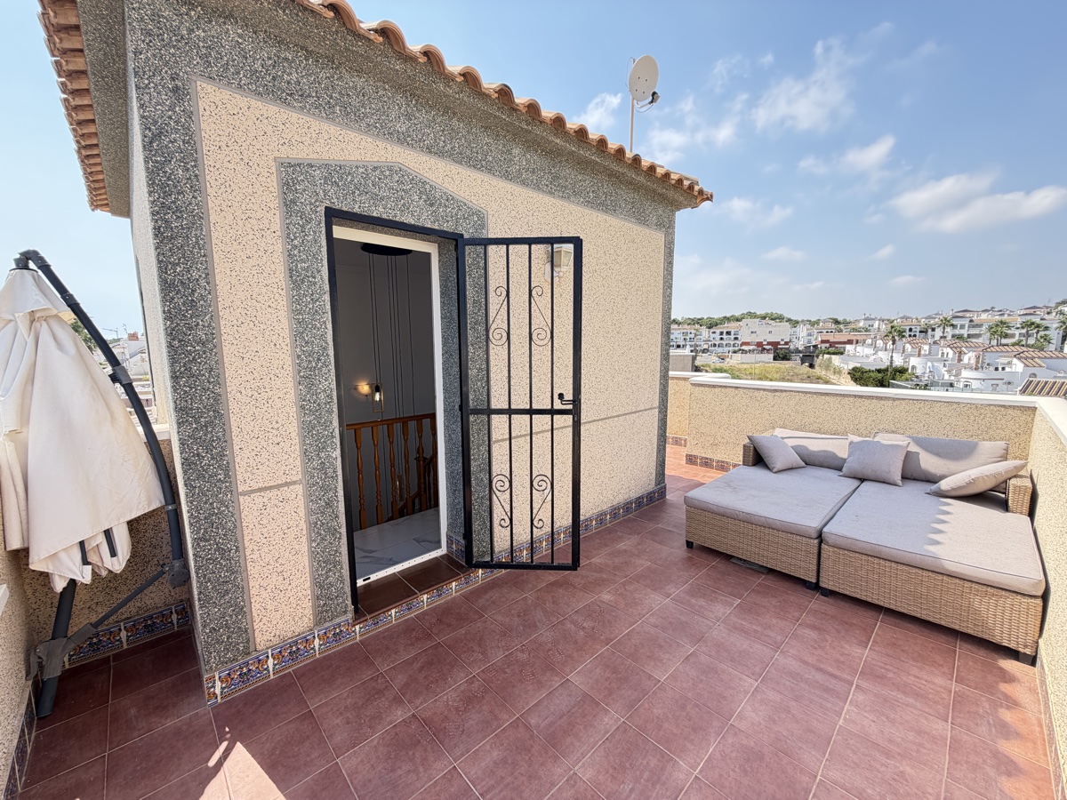 For sale - 5 Bedroom 3 Bathroom Villa in Villamartin - , Villamartin, Alicante, Spain - Alicante
