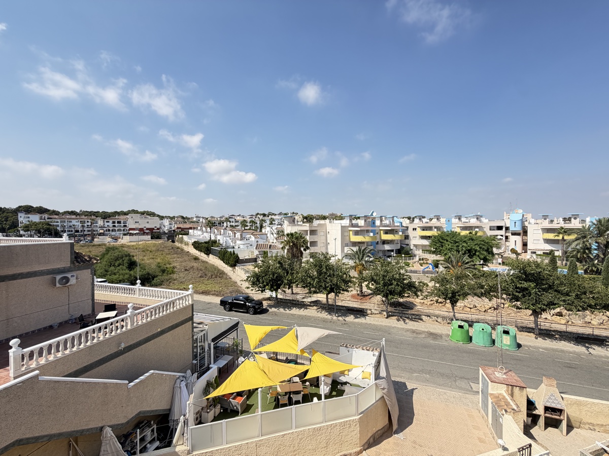 For sale - 5 Bedroom 3 Bathroom Villa in Villamartin - , Villamartin, Alicante, Spain - Alicante