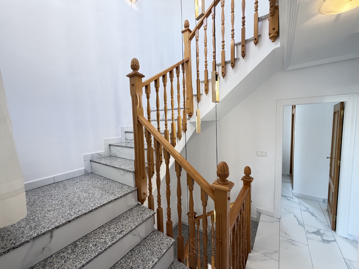 For sale - 5 Bedroom 3 Bathroom Villa in Villamartin - , Villamartin, Alicante, Spain - Alicante