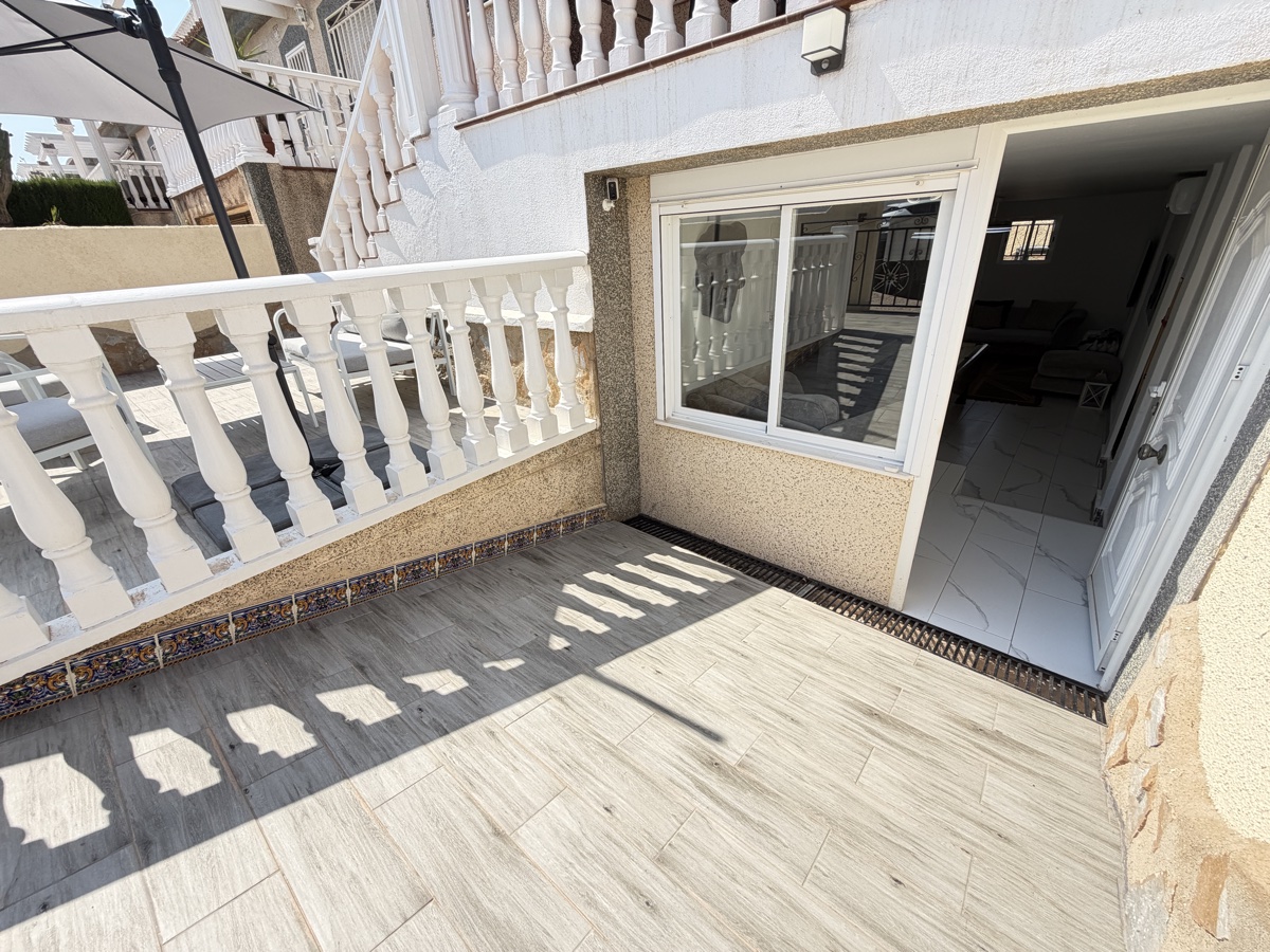For sale - 5 Bedroom 3 Bathroom Villa in Villamartin - , Villamartin, Alicante, Spain - Alicante