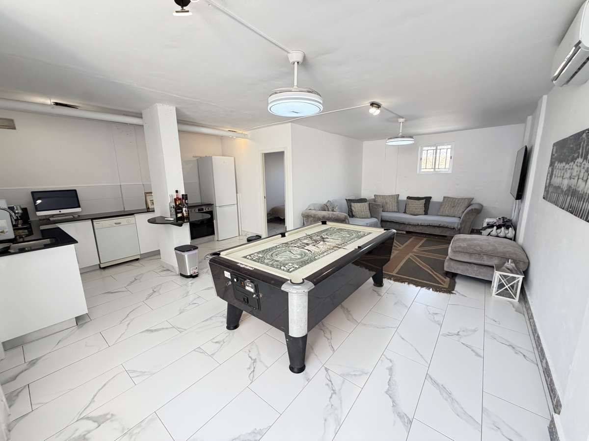 For sale - 5 Bedroom 3 Bathroom Villa in Villamartin - , Villamartin, Alicante, Spain - Alicante