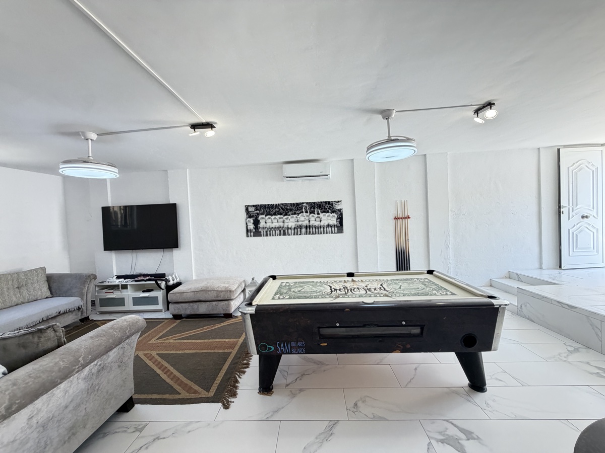 For sale - 5 Bedroom 3 Bathroom Villa in Villamartin - , Villamartin, Alicante, Spain - Alicante