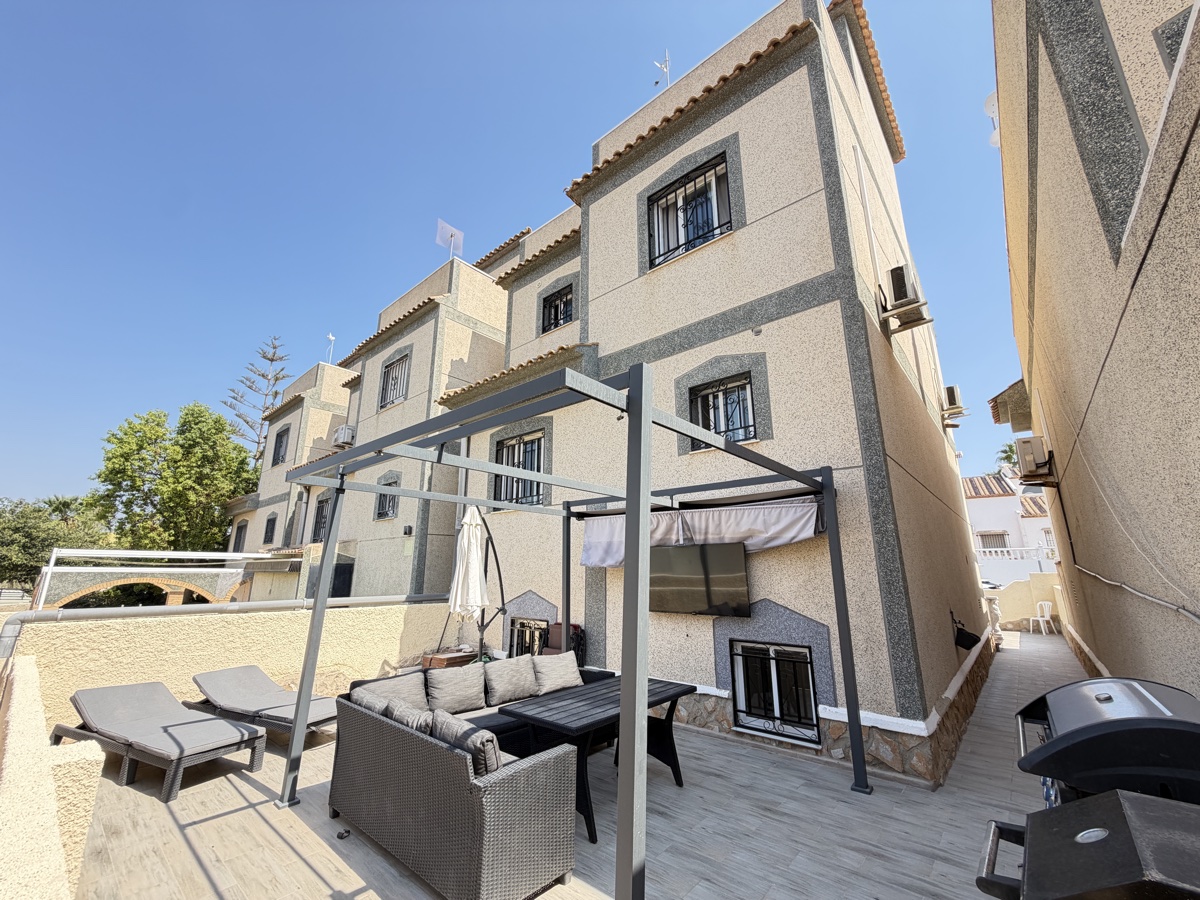 For sale - 5 Bedroom 3 Bathroom Villa in Villamartin - , Villamartin, Alicante, Spain - Alicante