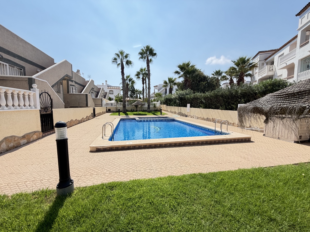 For sale - 5 Bedroom 3 Bathroom Villa in Villamartin - , Villamartin, Alicante, Spain - Alicante