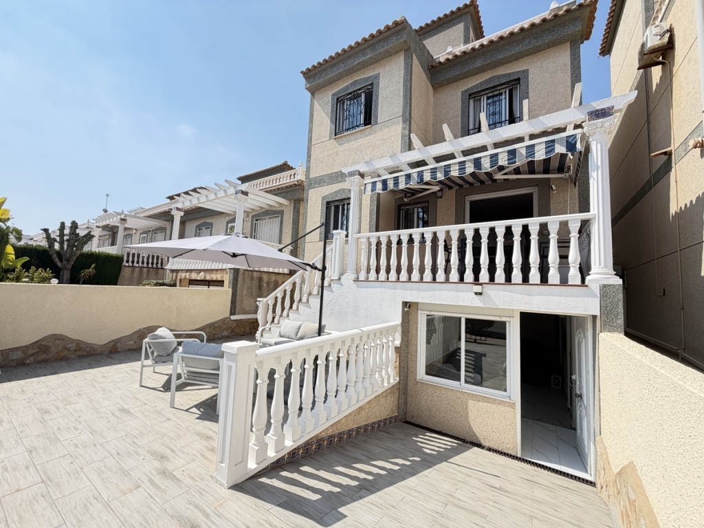 5 Bedroom 3 Bathroom Villa in Villamartin