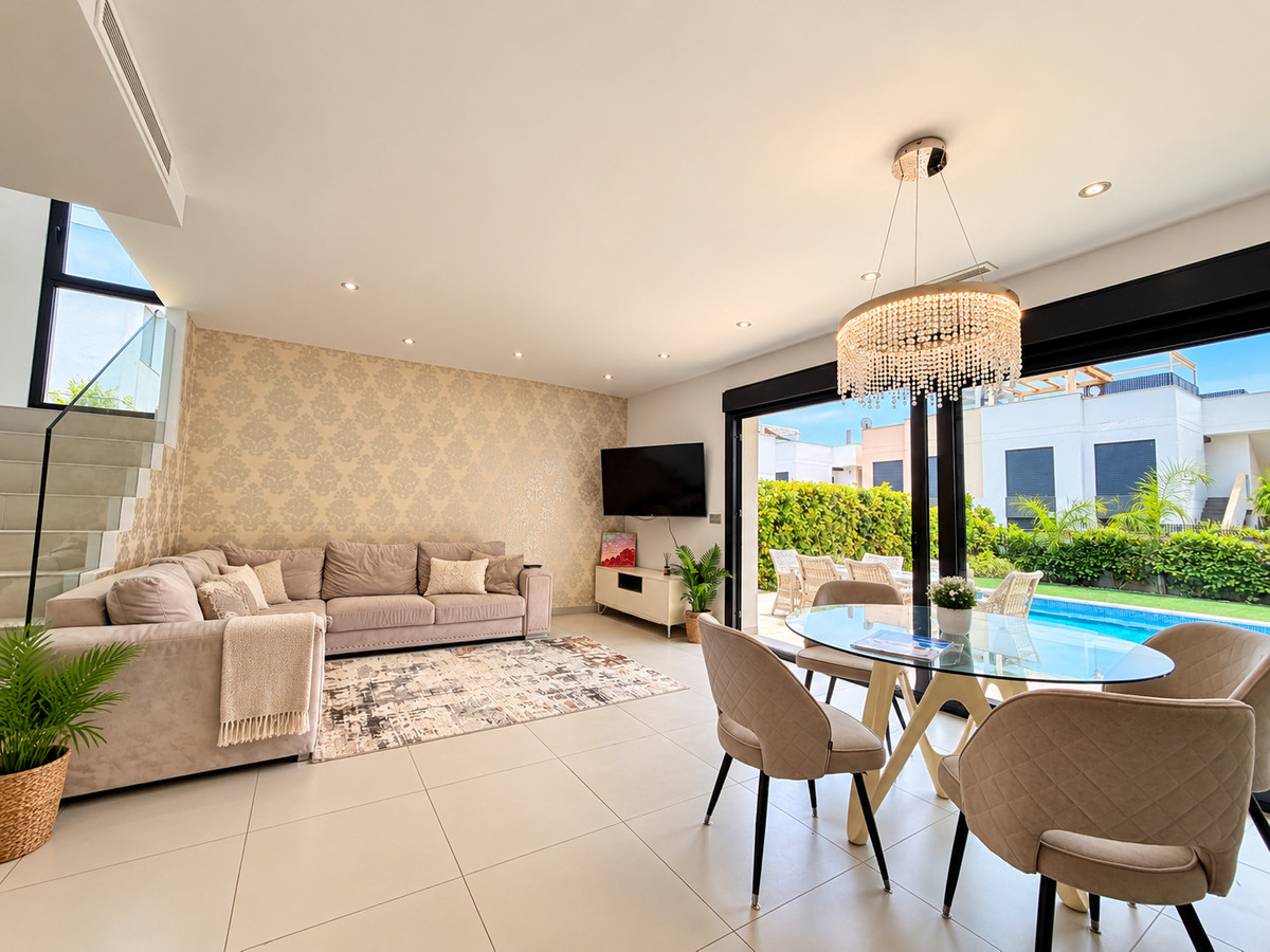 For sale - 3 Bedroom 3 Bathroom House - Detached Villa in Rojales - Ciudad Quesada  - Alicante