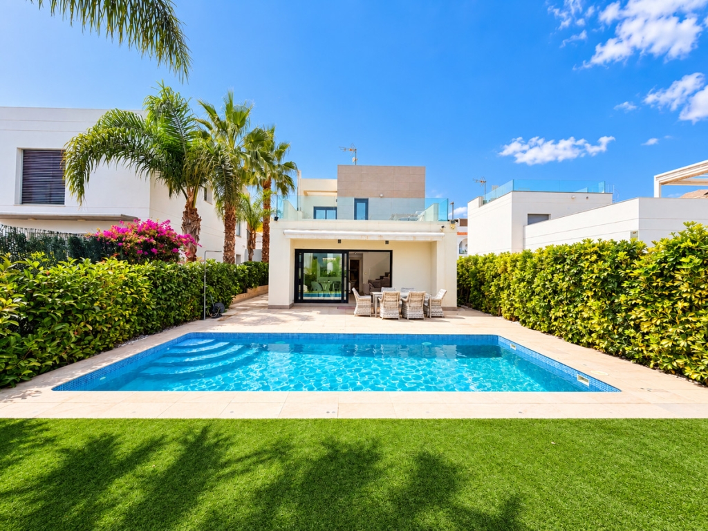 3 Bedroom 3 Bathroom House - Detached Villa in Rojales