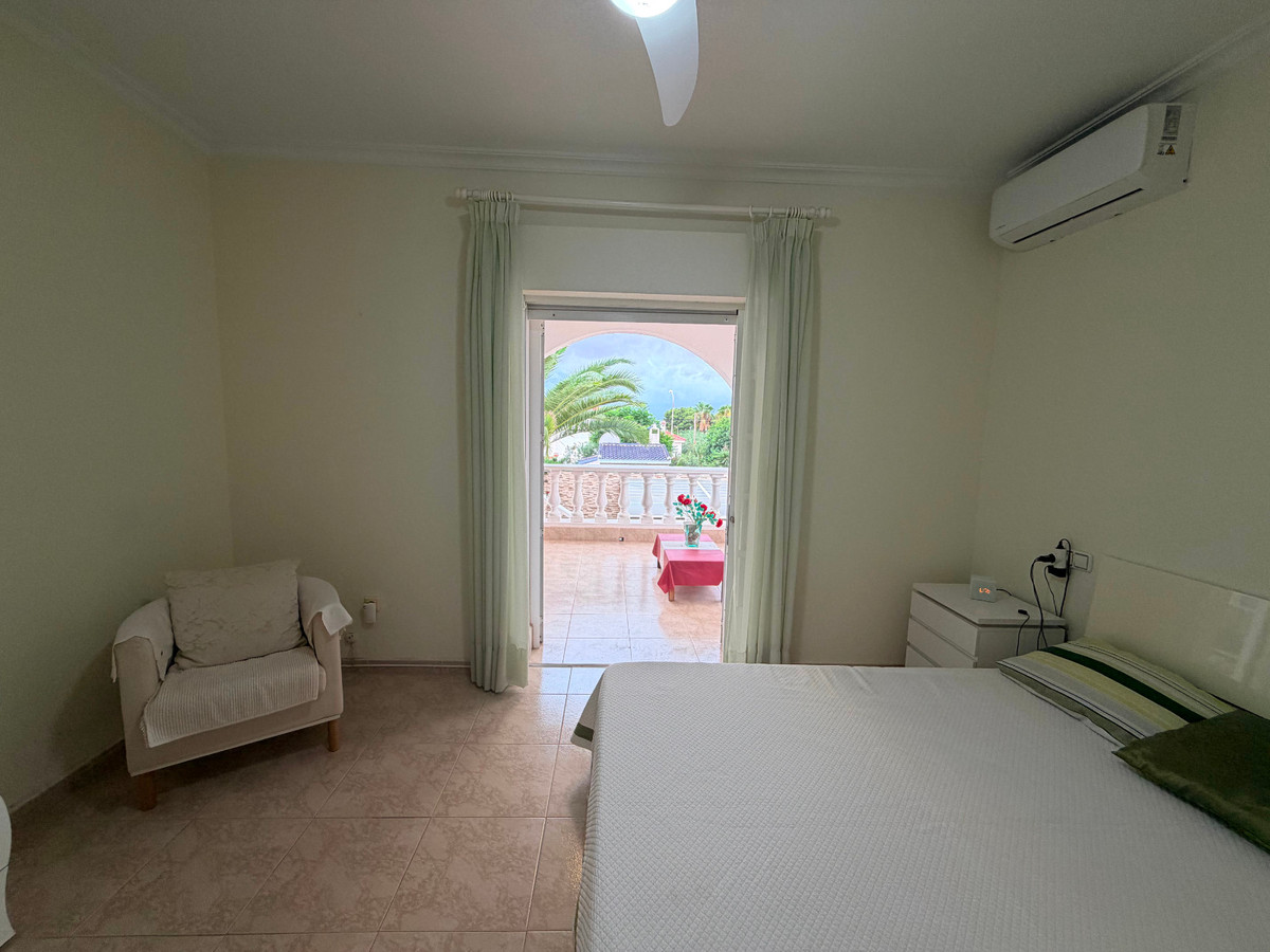 For sale - 5 Bedroom 3 Bathroom House - Detached Villa in Rojales - Ciudad Quesada  - Alicante