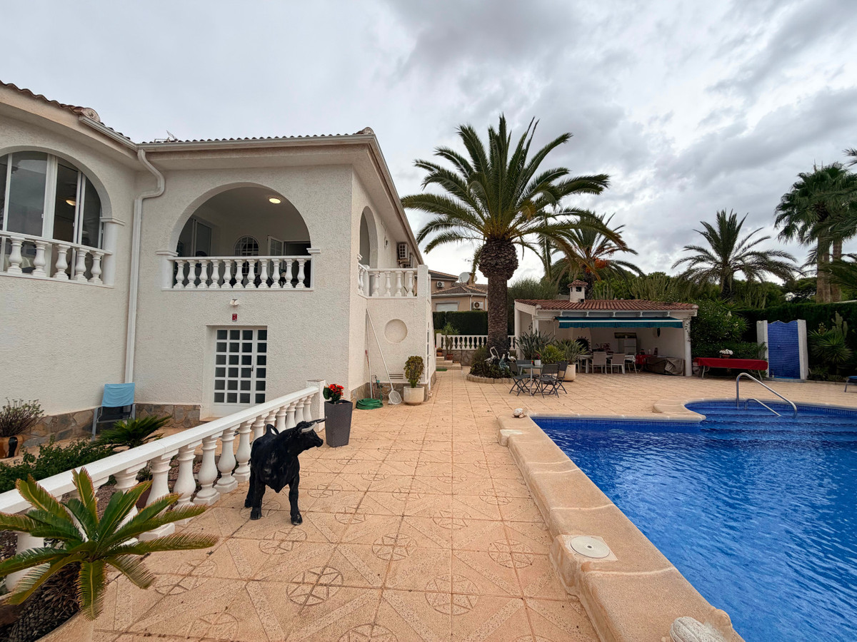 For sale - 5 Bedroom 3 Bathroom House - Detached Villa in Rojales - Ciudad Quesada  - Alicante