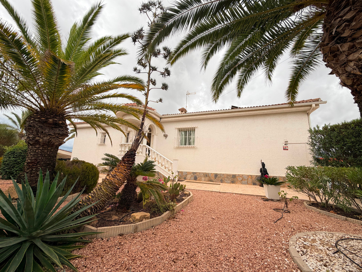 For sale - 5 Bedroom 3 Bathroom House - Detached Villa in Rojales - Ciudad Quesada  - Alicante