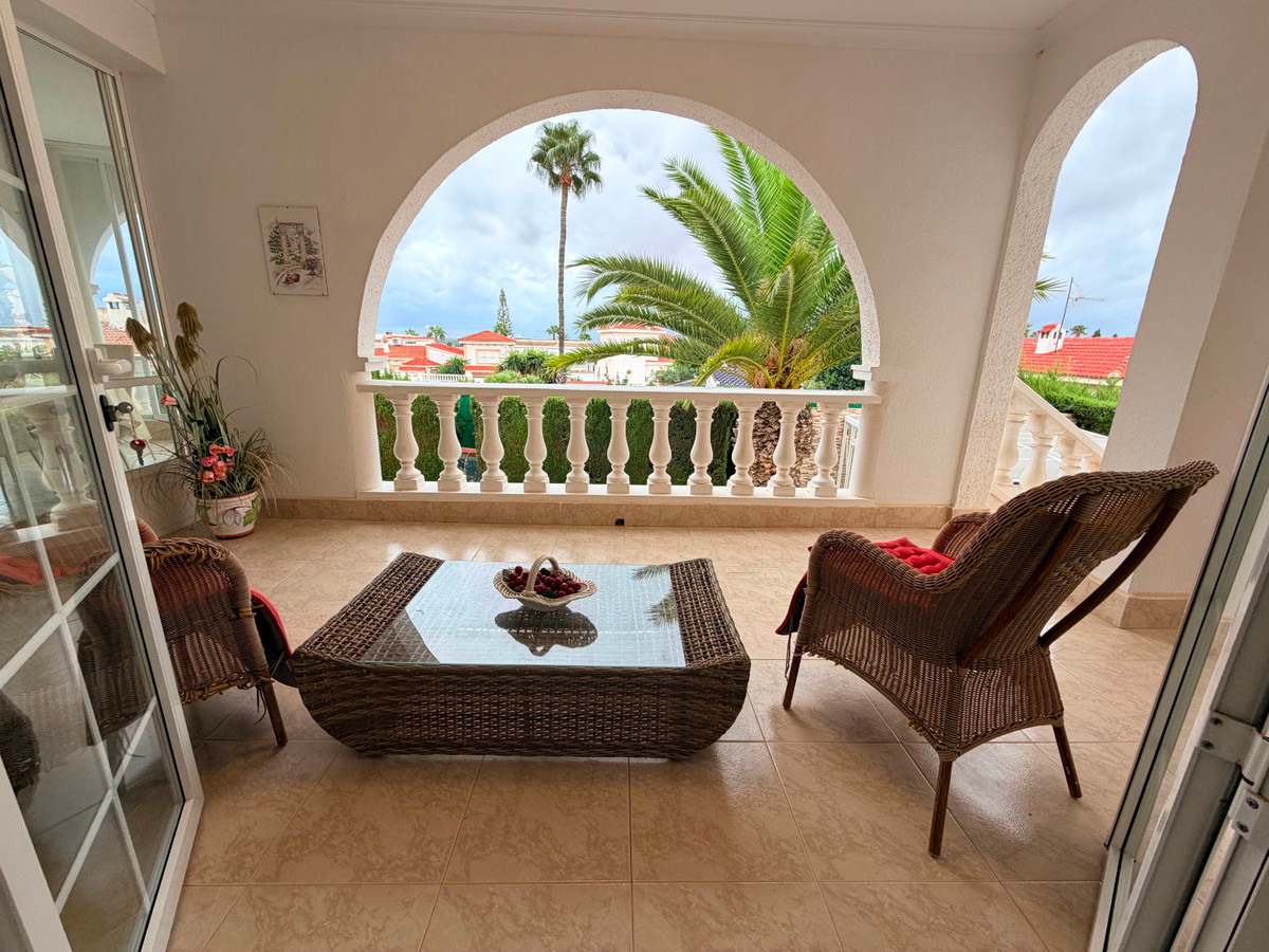 For sale - 5 Bedroom 3 Bathroom House - Detached Villa in Rojales - Ciudad Quesada  - Alicante