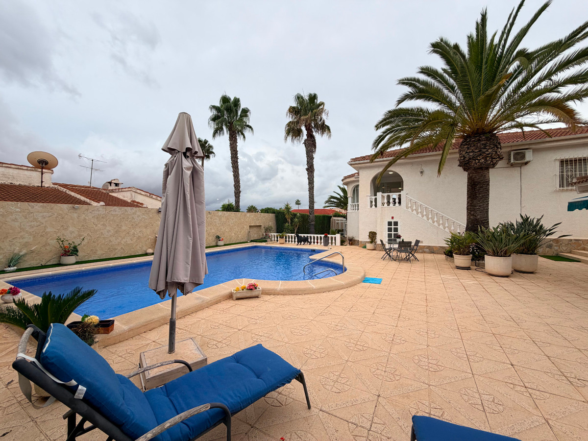 For sale - 5 Bedroom 3 Bathroom House - Detached Villa in Rojales - Ciudad Quesada  - Alicante