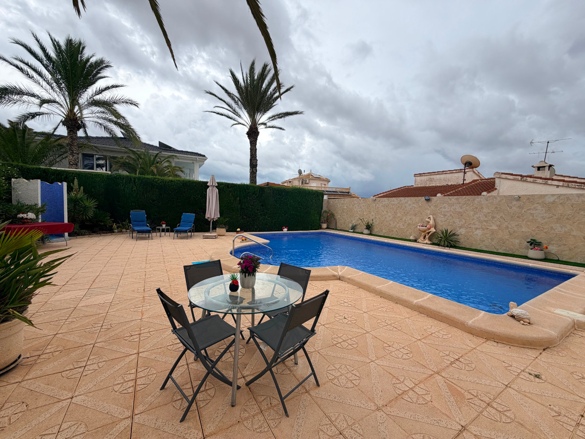 For sale - 5 Bedroom 3 Bathroom House - Detached Villa in Rojales - Ciudad Quesada  - Alicante