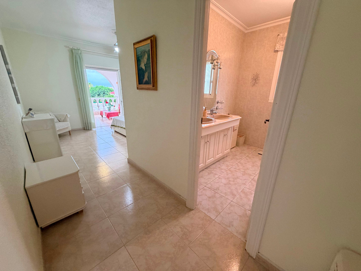 For sale - 5 Bedroom 3 Bathroom House - Detached Villa in Rojales - Ciudad Quesada  - Alicante