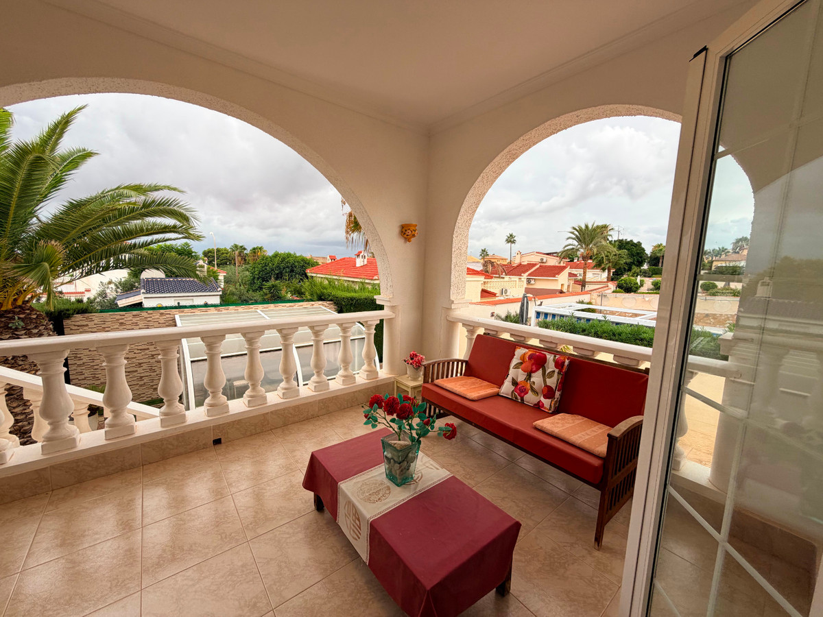For sale - 5 Bedroom 3 Bathroom House - Detached Villa in Rojales - Ciudad Quesada  - Alicante