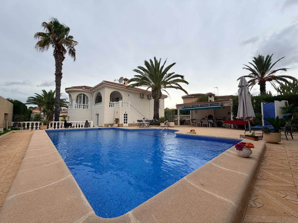 For sale - 5 Bedroom 3 Bathroom House - Detached Villa in Rojales - Ciudad Quesada  - Alicante