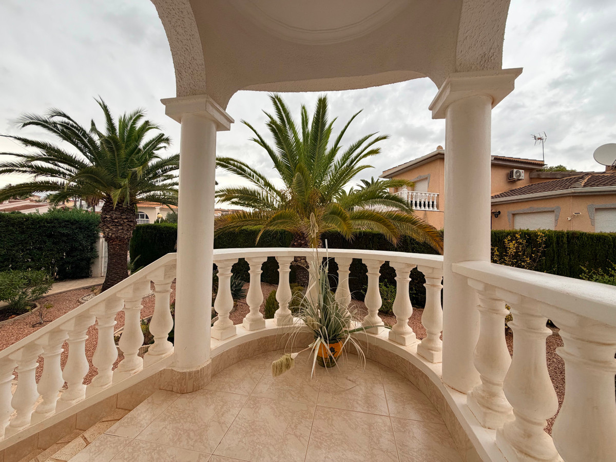 For sale - 5 Bedroom 3 Bathroom House - Detached Villa in Rojales - Ciudad Quesada  - Alicante