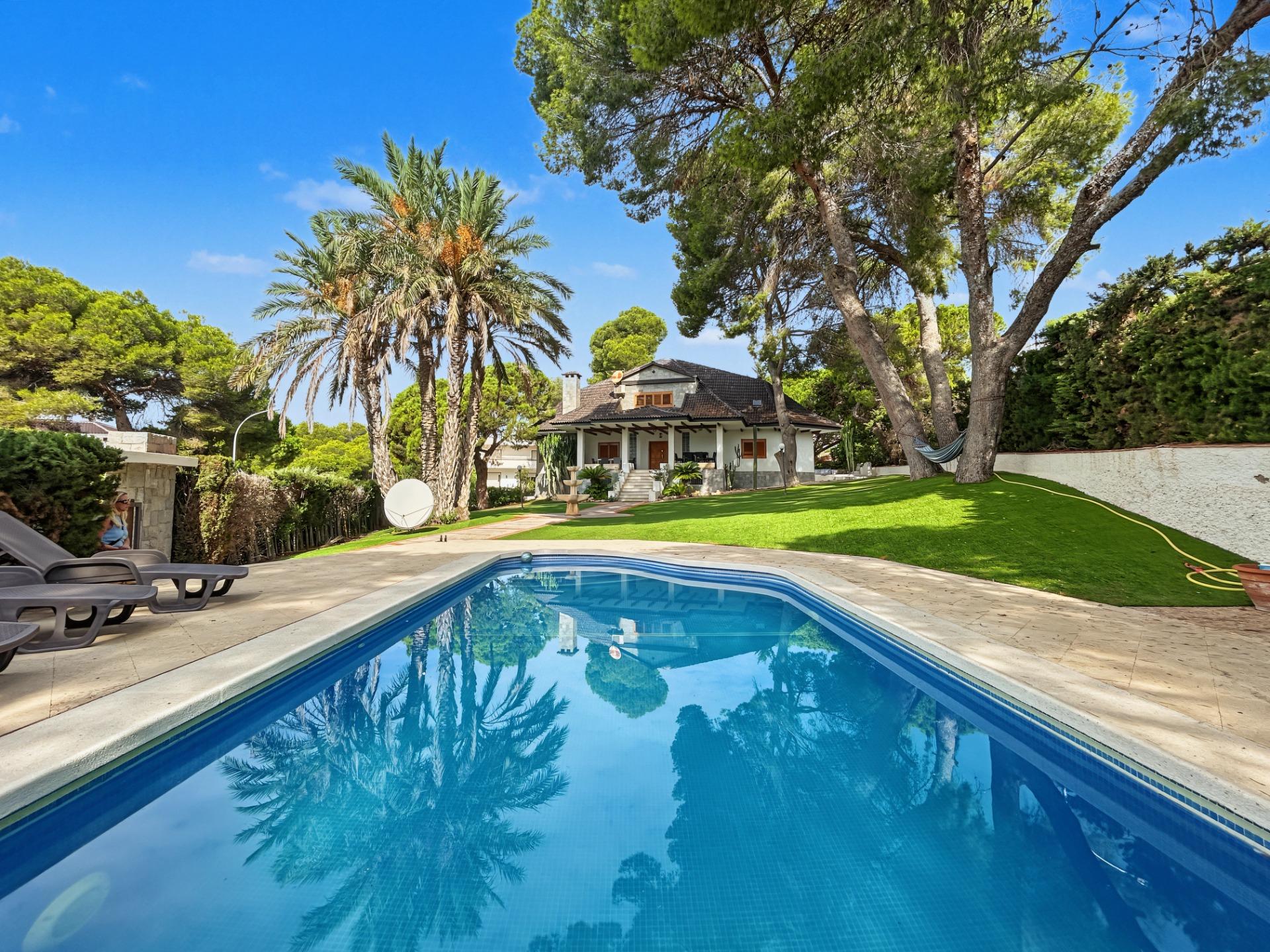 For sale - 7 Bedroom 3 Bathroom Villa in Orihuela Costa - Campoamor  - Alicante
