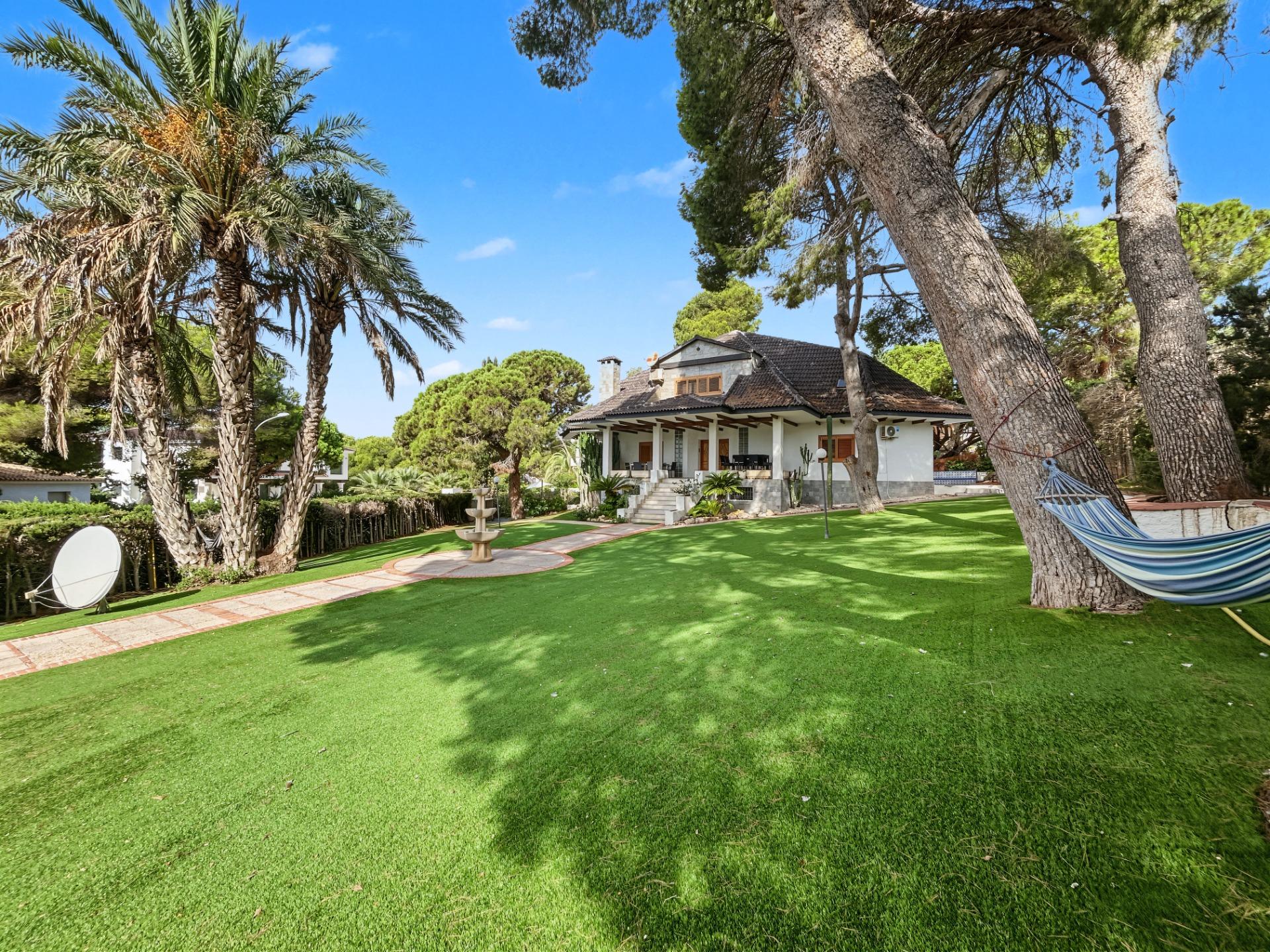 For sale - 7 Bedroom 3 Bathroom Villa in Orihuela Costa - Campoamor  - Alicante