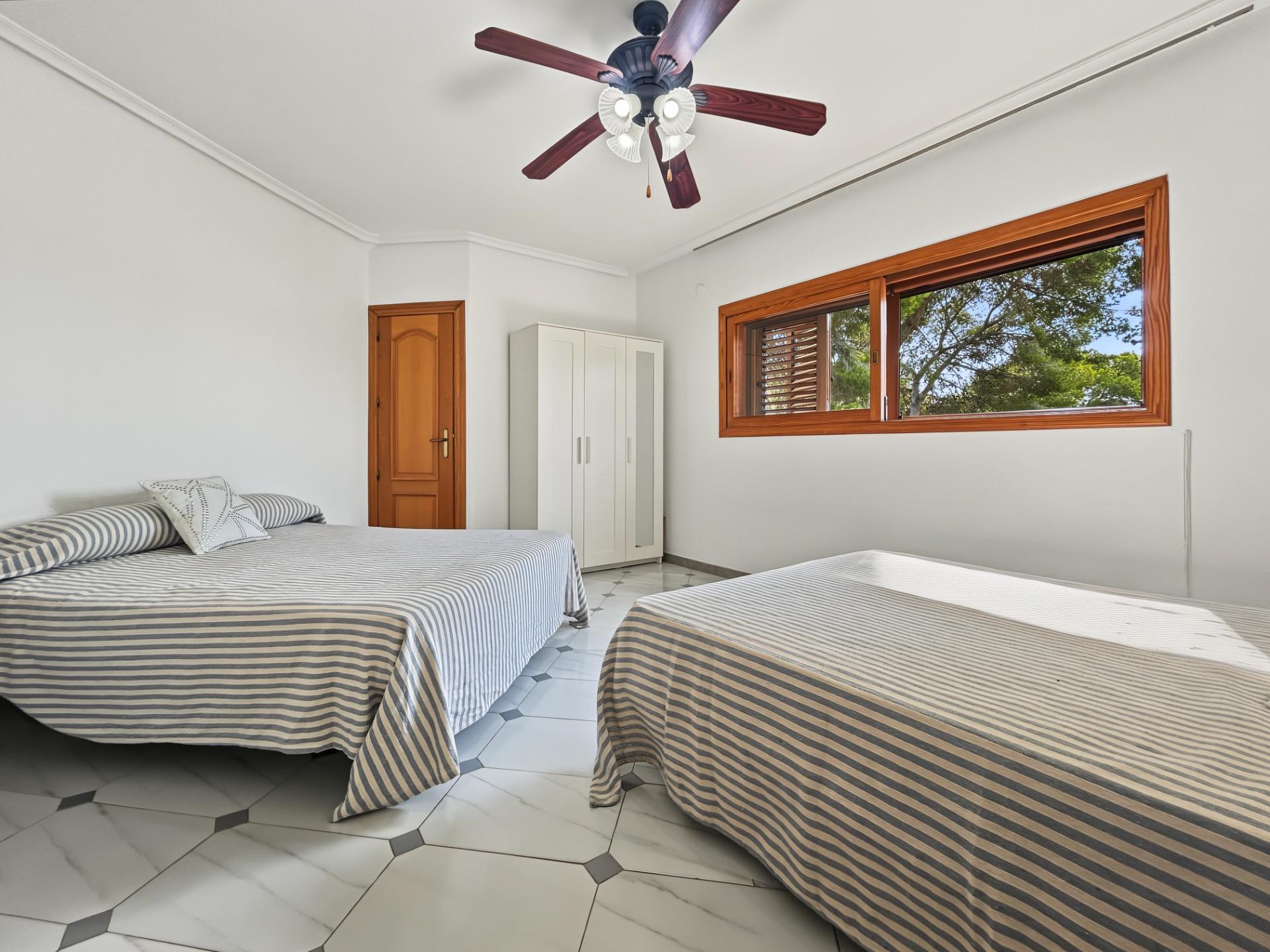 For sale - 7 Bedroom 3 Bathroom Villa in Orihuela Costa - Campoamor  - Alicante
