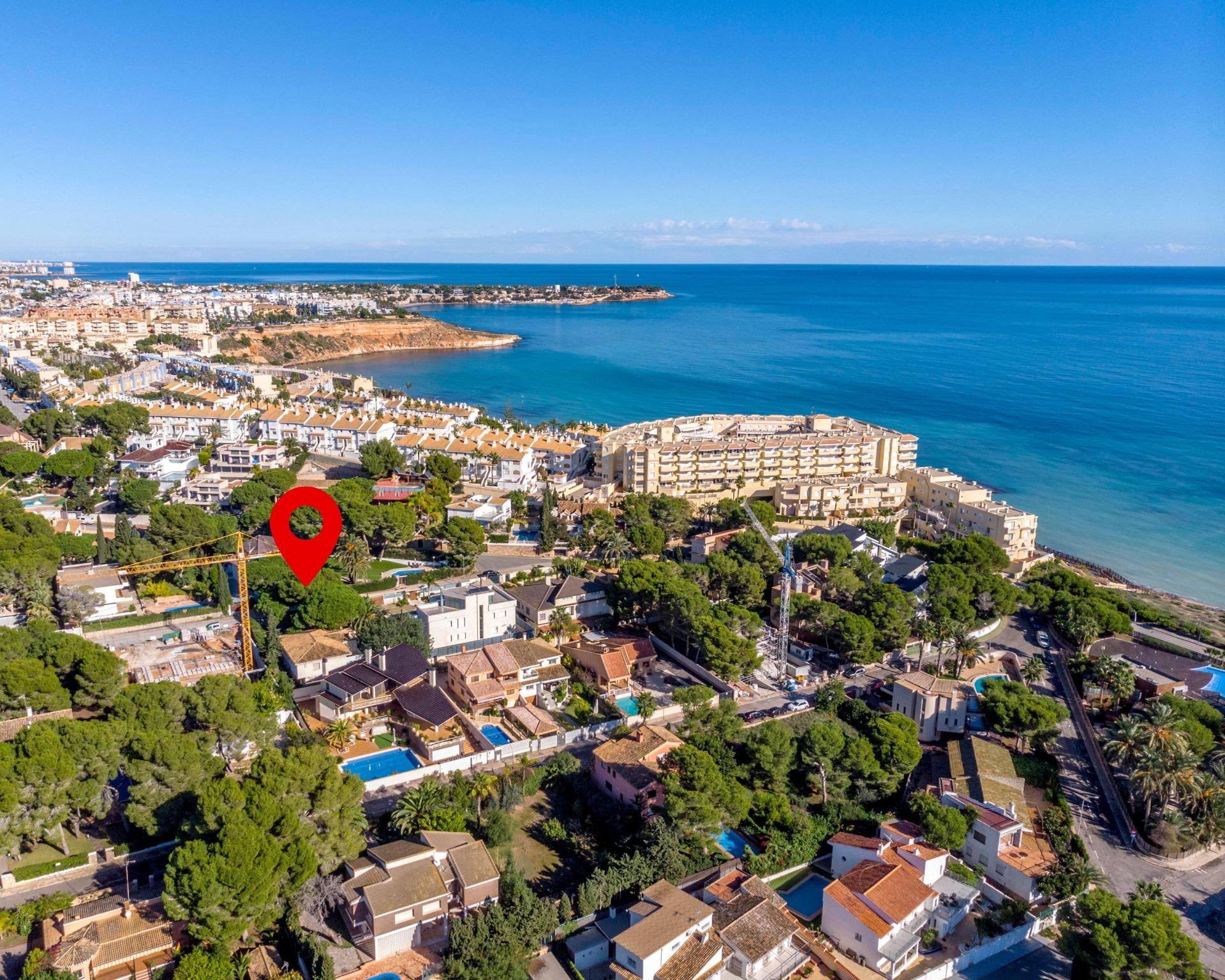 For sale - 7 Bedroom 3 Bathroom Villa in Orihuela Costa - Campoamor  - Alicante