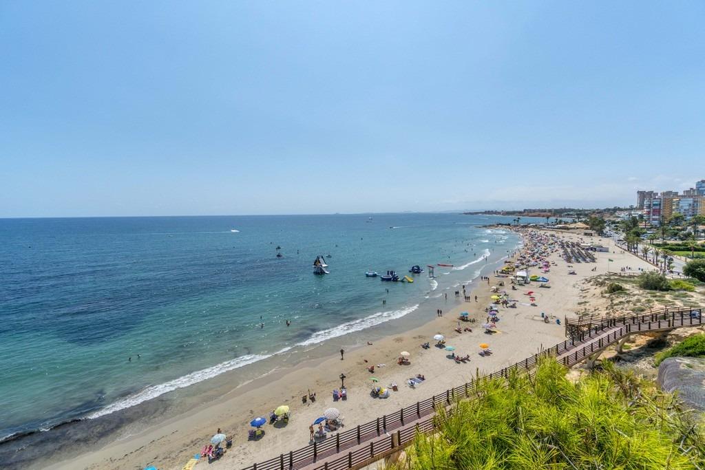 For sale - 7 Bedroom 3 Bathroom Villa in Orihuela Costa - Campoamor  - Alicante