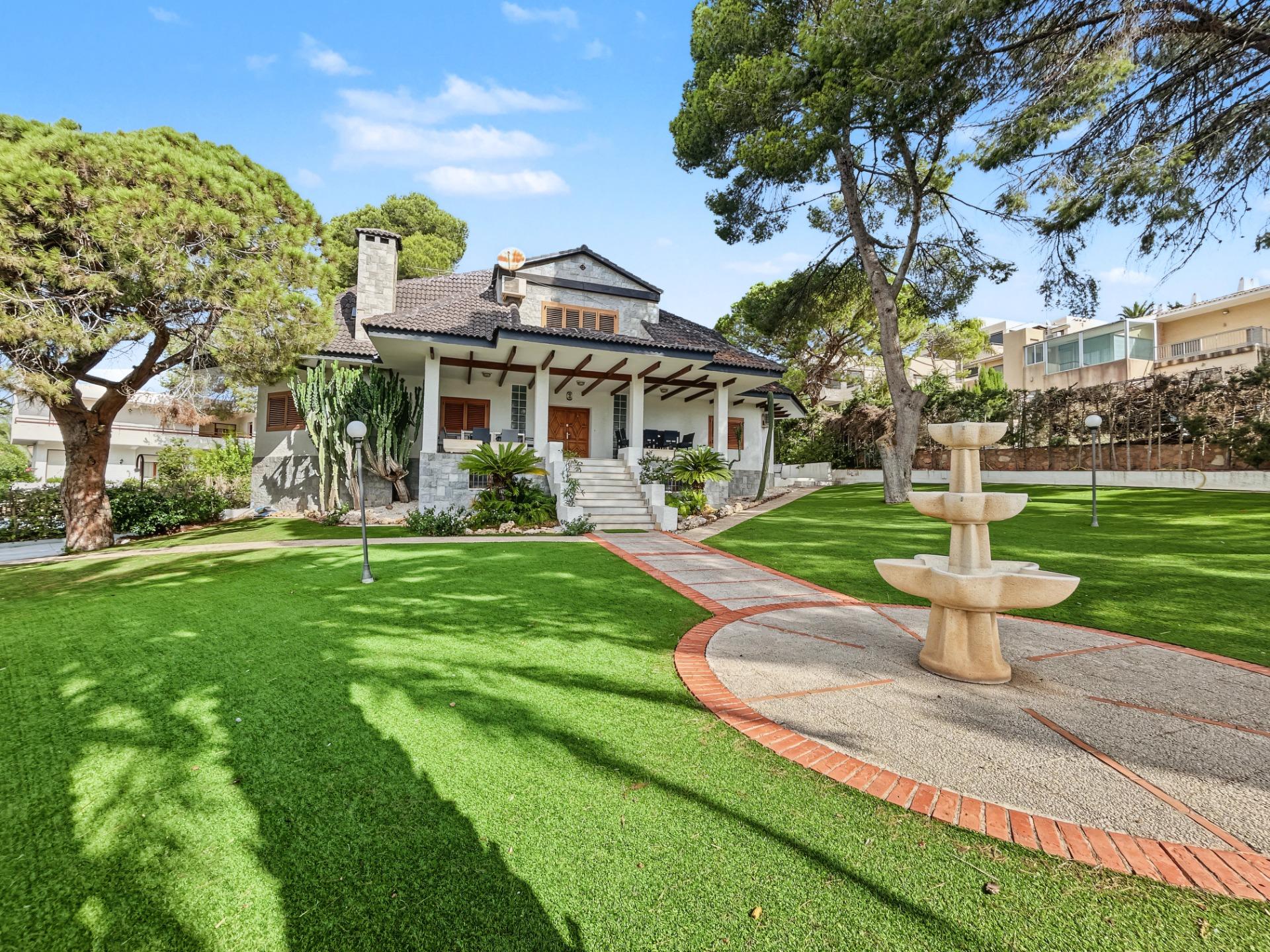 For sale - 7 Bedroom 3 Bathroom Villa in Orihuela Costa - Campoamor  - Alicante