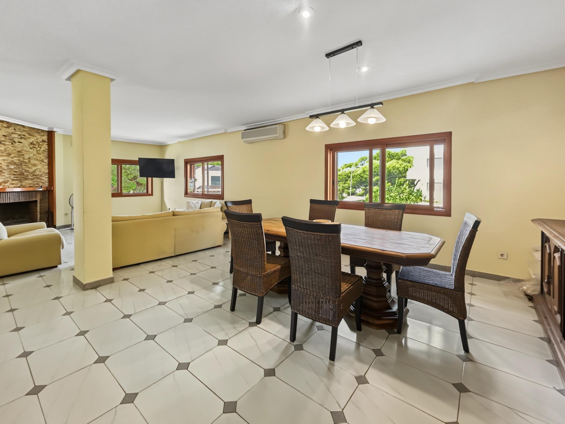 For sale - 7 Bedroom 3 Bathroom Villa in Orihuela Costa - Campoamor  - Alicante