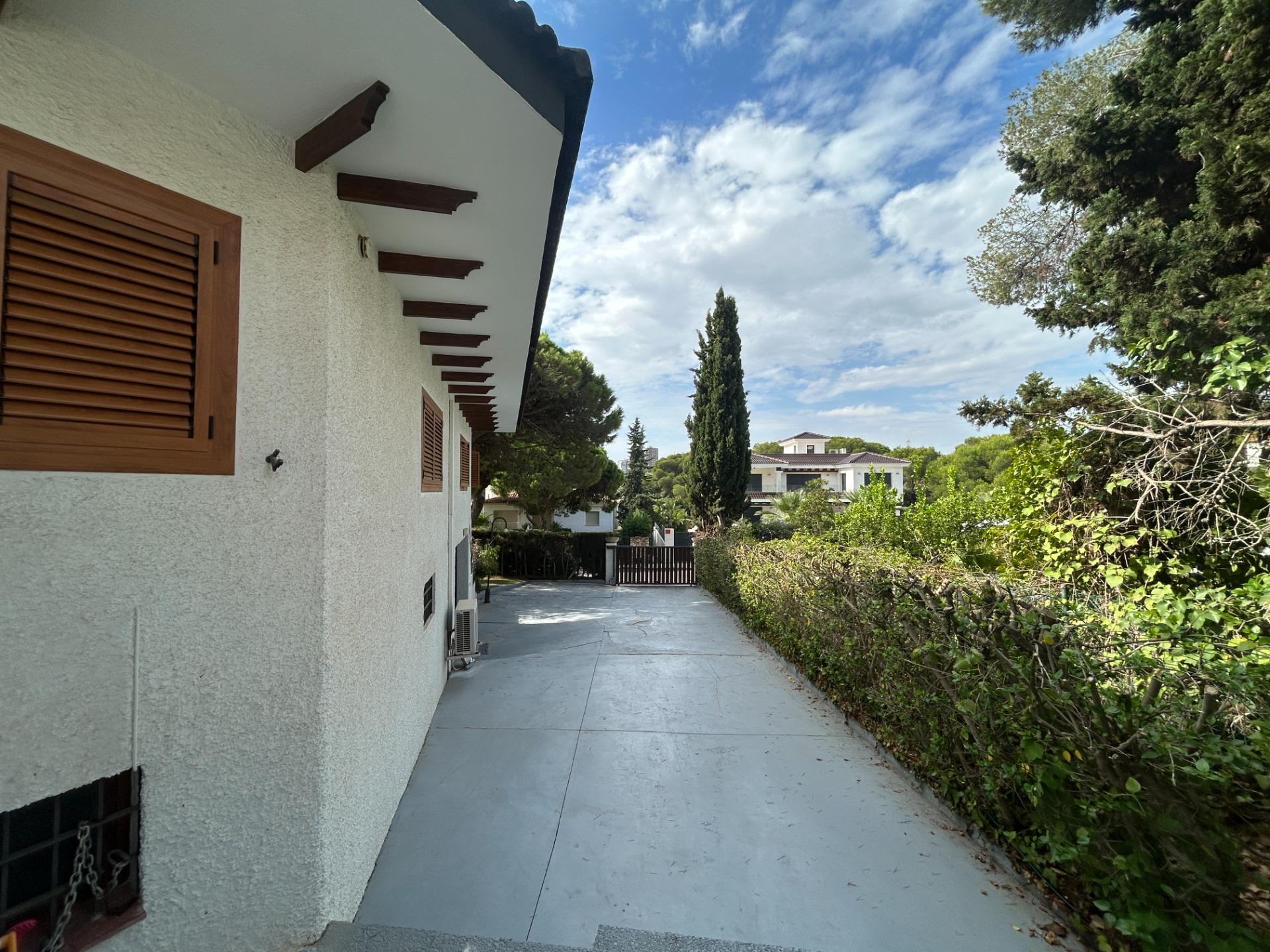 For sale - 7 Bedroom 3 Bathroom Villa in Orihuela Costa - Campoamor  - Alicante