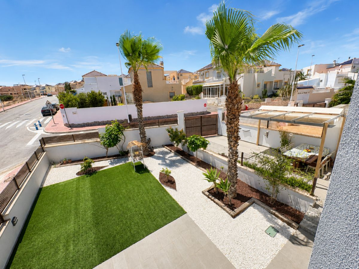For sale - 3 Bedroom 3 Bathroom House - Semi-Detached House in Torrevieja - Torrevieja Centro  - Alicante