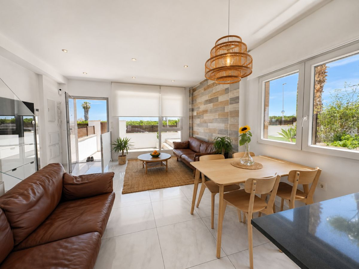 For sale - 3 Bedroom 3 Bathroom House - Semi-Detached House in Torrevieja - Torrevieja Centro  - Alicante