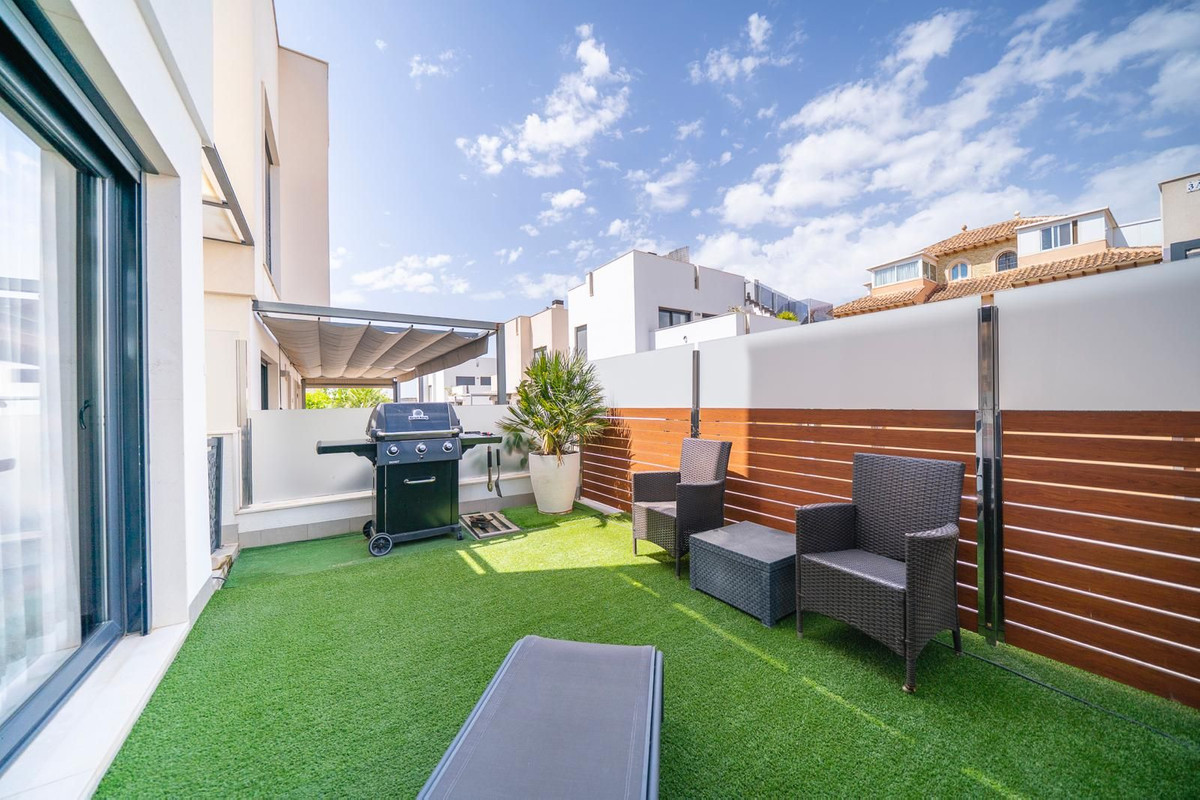 For sale - 5 Bedroom 3 Bathroom House - Detached Villa in Torrevieja - Torrevieja Centro  - Alicante