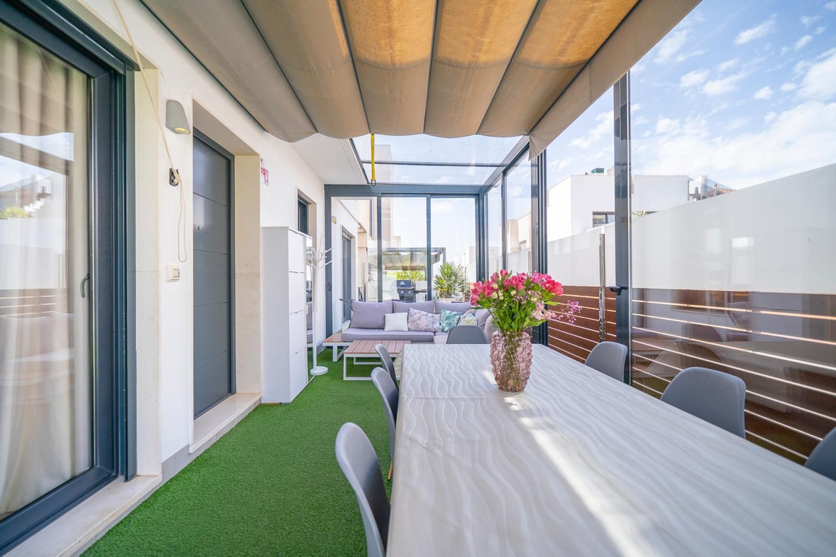 For sale - 5 Bedroom 3 Bathroom House - Detached Villa in Torrevieja - Torrevieja Centro  - Alicante