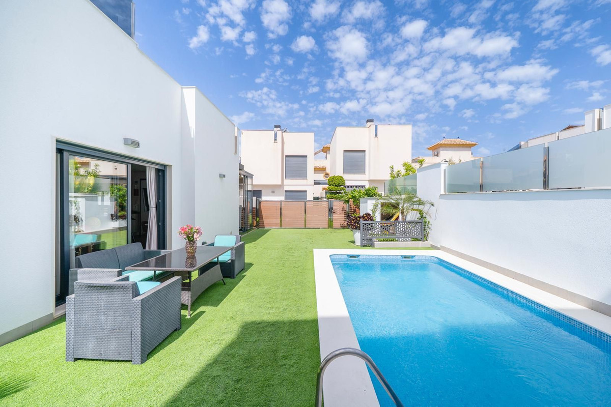 For sale - 5 Bedroom 3 Bathroom House - Detached Villa in Torrevieja - Torrevieja Centro  - Alicante