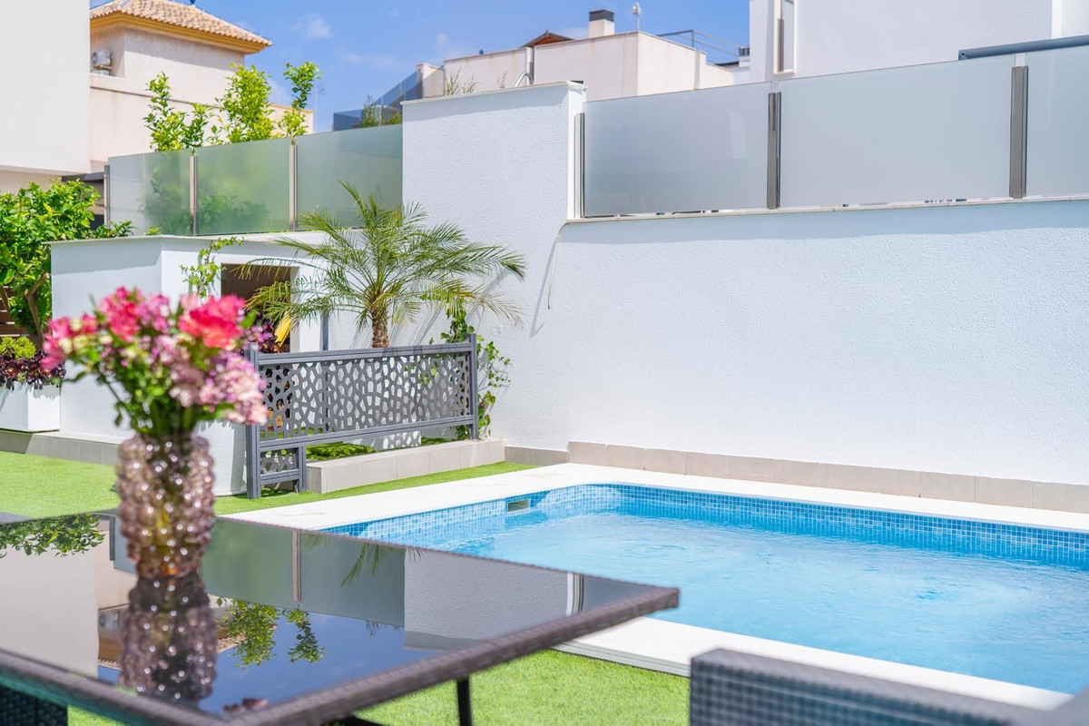 For sale - 5 Bedroom 3 Bathroom House - Detached Villa in Torrevieja - Torrevieja Centro  - Alicante