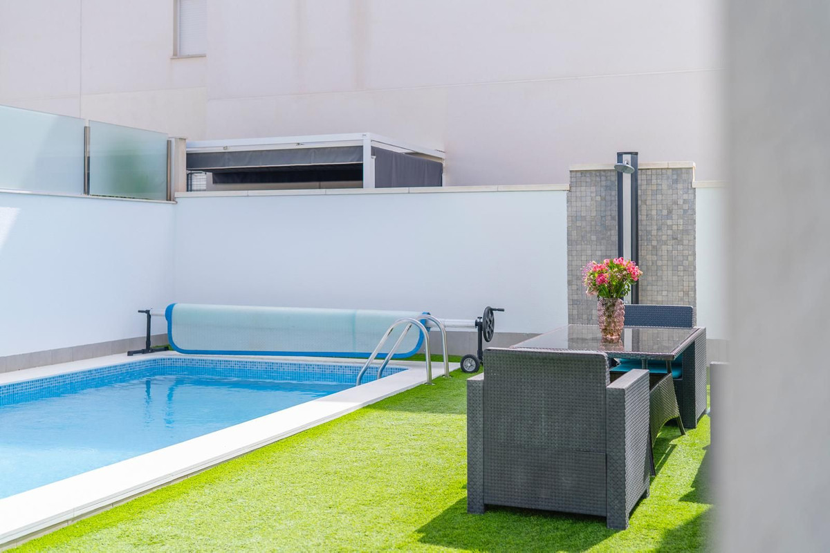 For sale - 5 Bedroom 3 Bathroom House - Detached Villa in Torrevieja - Torrevieja Centro  - Alicante