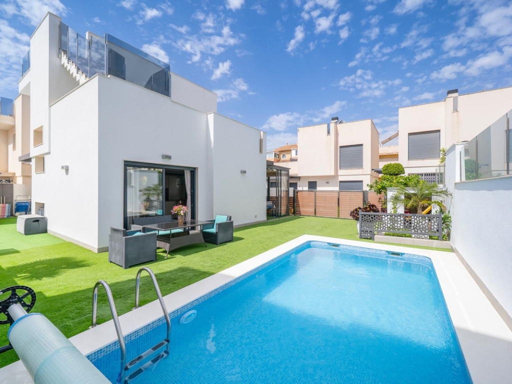 5 Bedroom 3 Bathroom House - Detached Villa in Torrevieja