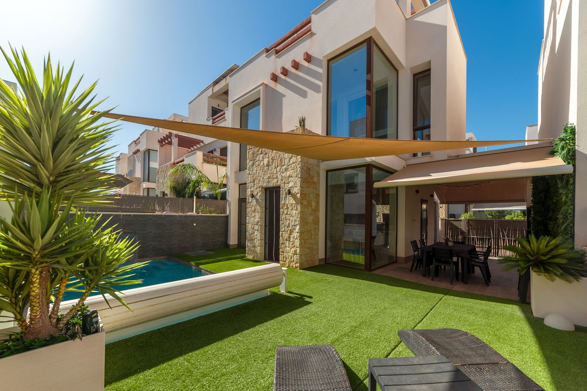 For sale - 3 Bedroom 3 Bathroom House - Detached Villa in Rojales - Rojales Centro  - Alicante