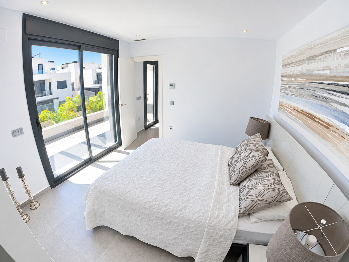 For sale - 4 Bedroom 3 Bathroom House - Detached Villa in Algorfa - La Finca Golf  - Alicante