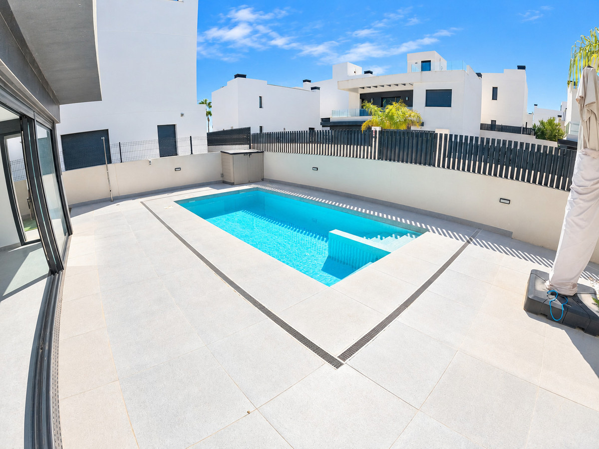 For sale - 4 Bedroom 3 Bathroom House - Detached Villa in Algorfa - La Finca Golf  - Alicante