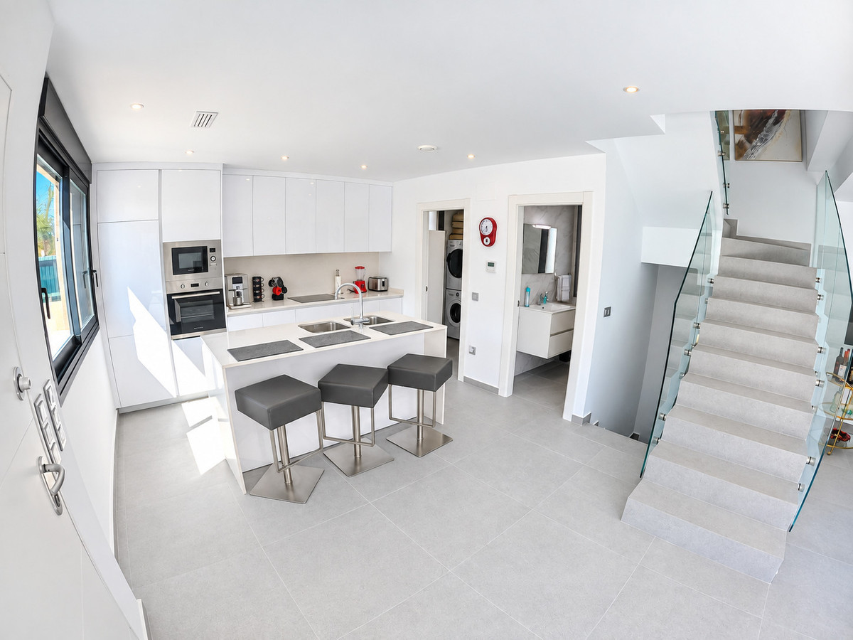 For sale - 4 Bedroom 3 Bathroom House - Detached Villa in Algorfa - La Finca Golf  - Alicante