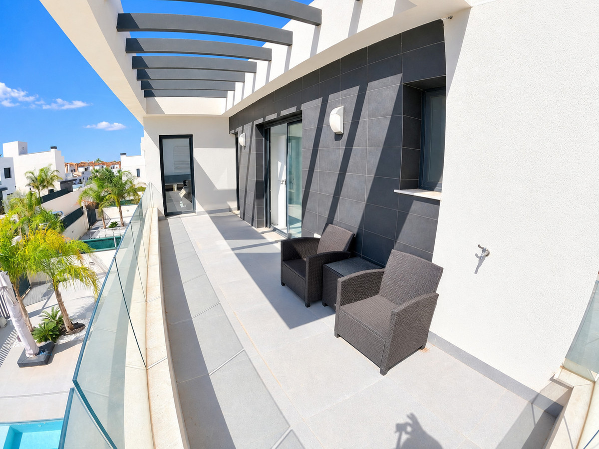 For sale - 4 Bedroom 3 Bathroom House - Detached Villa in Algorfa - La Finca Golf  - Alicante