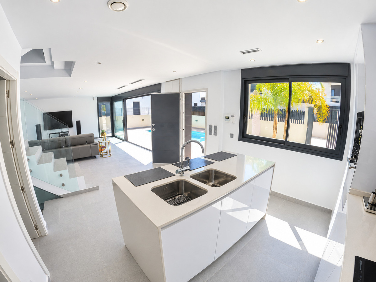 For sale - 4 Bedroom 3 Bathroom House - Detached Villa in Algorfa - La Finca Golf  - Alicante