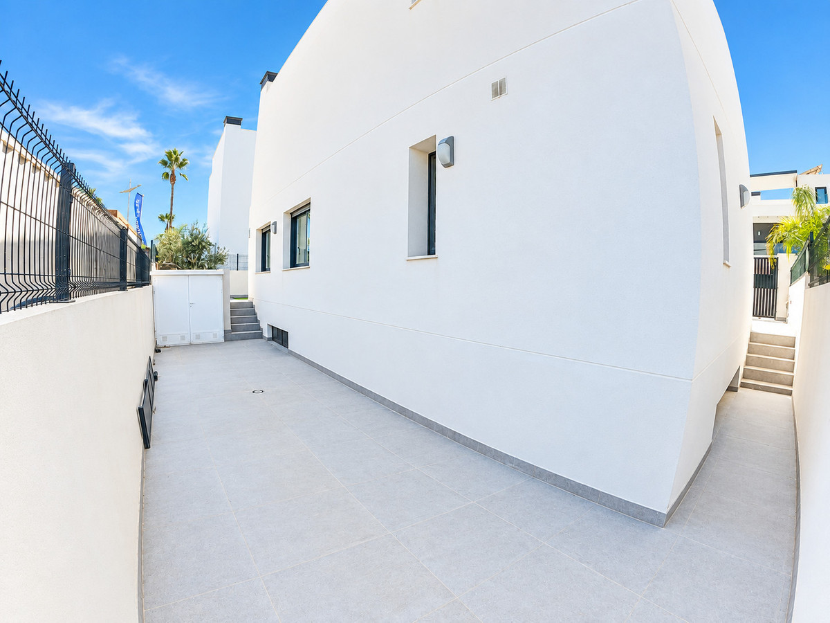 For sale - 4 Bedroom 3 Bathroom House - Detached Villa in Algorfa - La Finca Golf  - Alicante