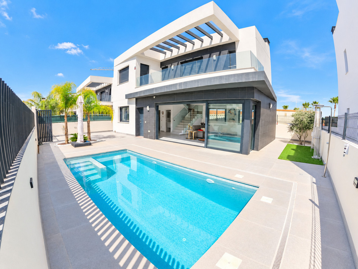 For sale - 4 Bedroom 3 Bathroom House - Detached Villa in Algorfa - La Finca Golf  - Alicante