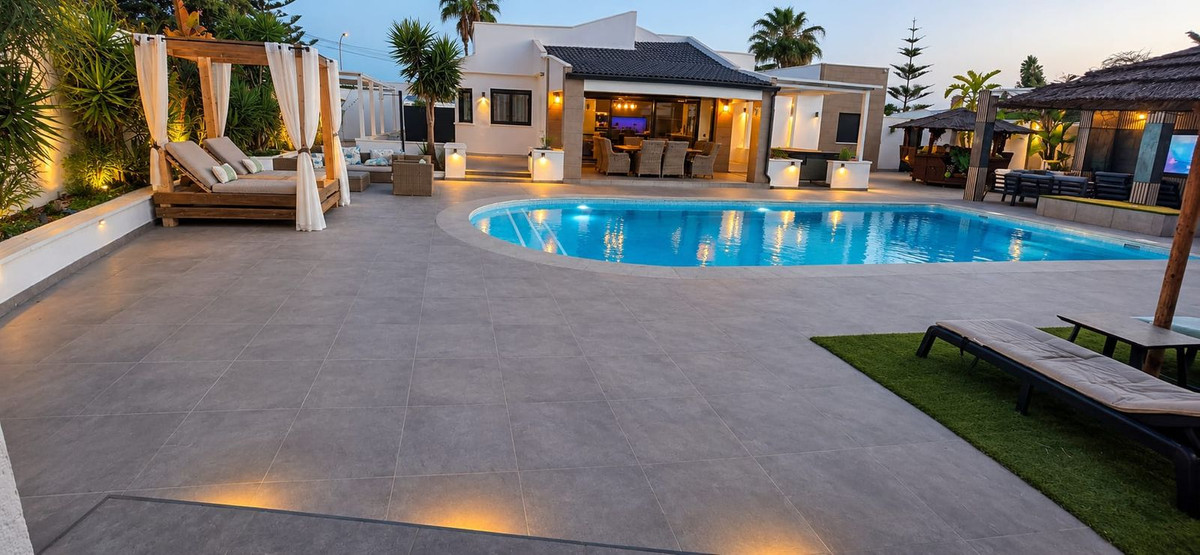 For sale - 5 Bedroom 3 Bathroom House - Detached Villa in Torrevieja - Torrevieja Centro  - Alicante