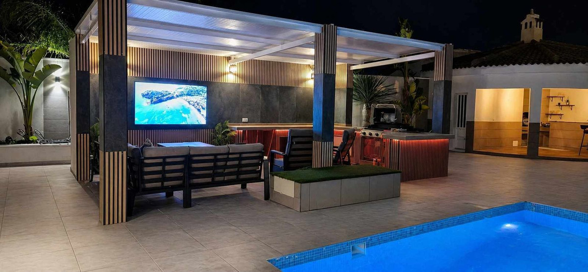 For sale - 5 Bedroom 3 Bathroom House - Detached Villa in Torrevieja - Torrevieja Centro  - Alicante