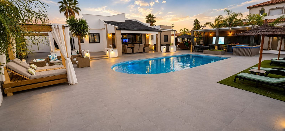 For sale - 5 Bedroom 3 Bathroom House - Detached Villa in Torrevieja - Torrevieja Centro  - Alicante